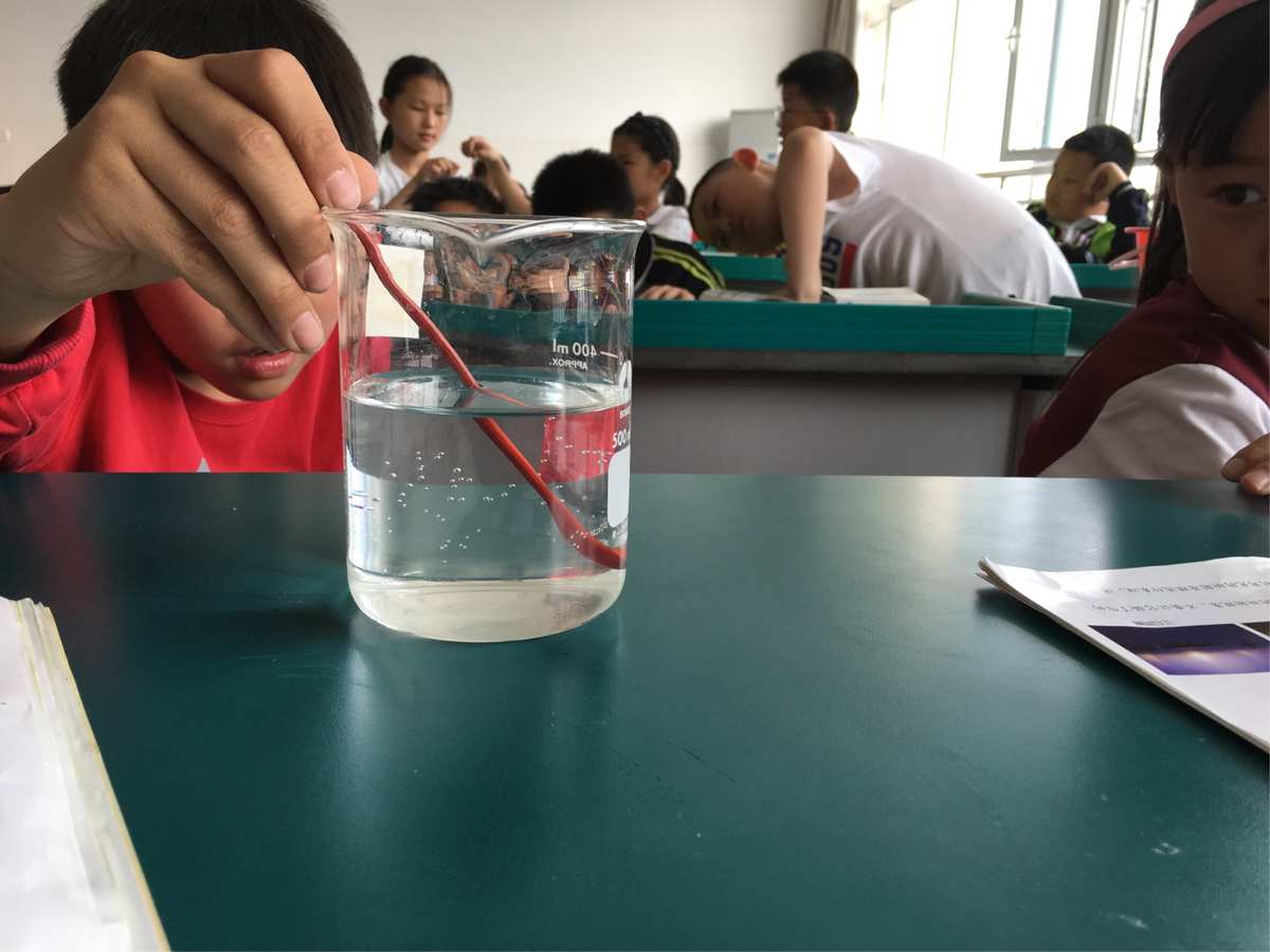 看见彩虹_光折射实验如何看见彩虹_镜子折射彩虹