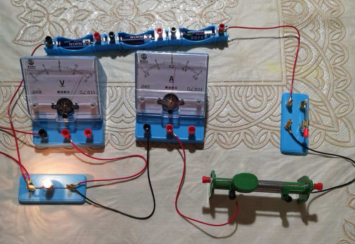 小灯泡功率测量练习_小华在测量小灯泡功率_测量小灯泡电功率