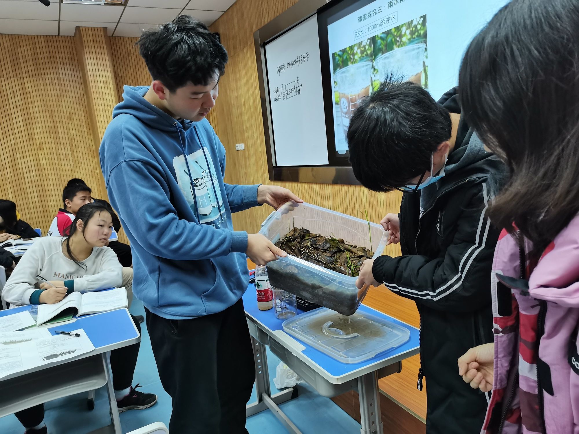 怎么用纸板做平衡车_需要平衡摩擦力的实验_二力平衡实验视频纸板
