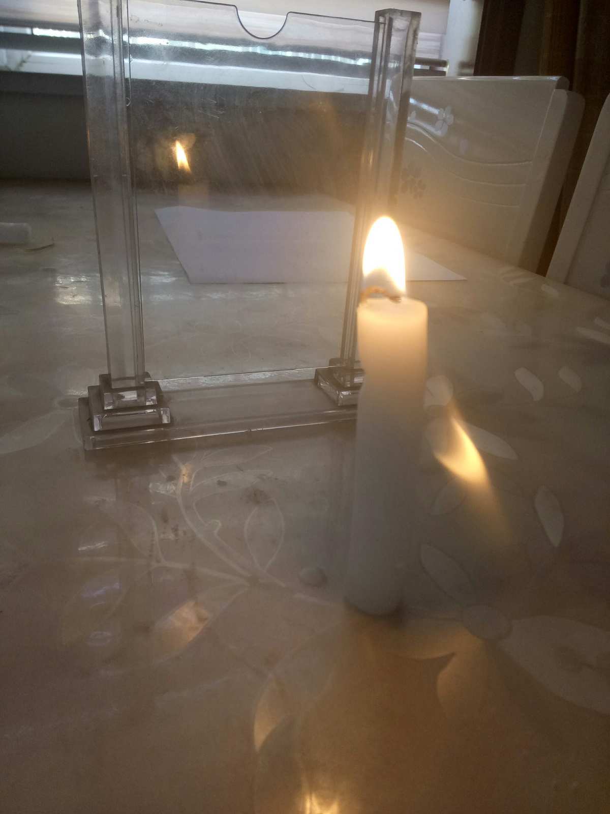蜡烛在凸透镜成像视频_物理蜡烛平面镜成像知识点_在探究凸透镜成像规律的实验中当蜡烛