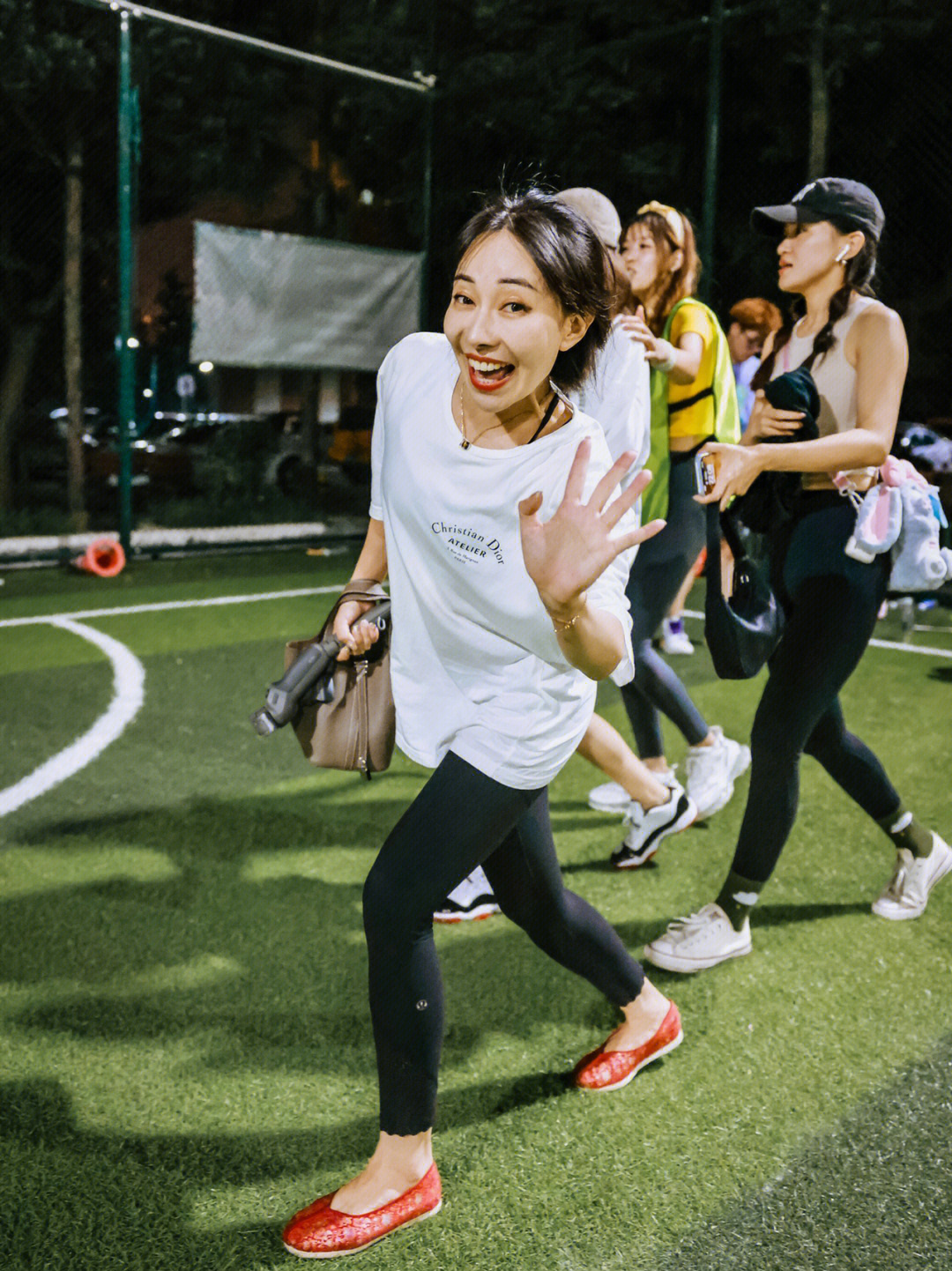 弹力带训练方法中老年人_公交站健身照走红_ins走红国外健身美女