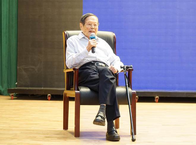 杨振宁物理学界合照_杨振宁物理学家百人合照_物理学家杨振宁简介