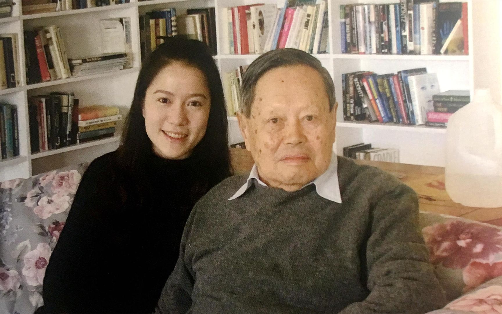 杨振宁物理学家大合照_杨振宁物理学家合照c位_杨振宁和哪位物理学家见面