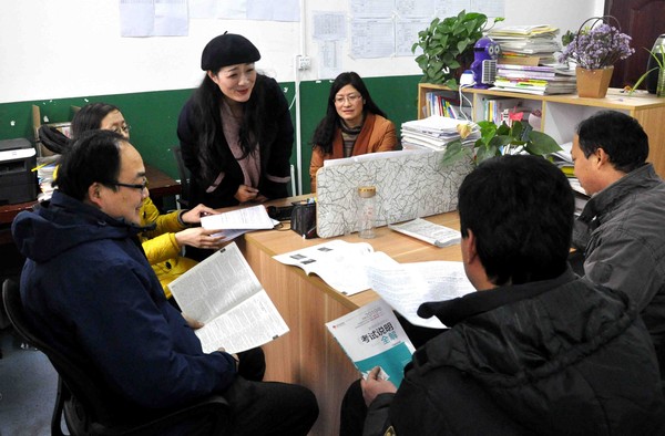 初中牛顿第一定律教学设计_牛顿定律说课稿板书_牛顿定律教案