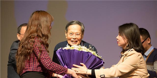 物理学家叫杨振宁还是杨振宇_物理学家杨振宁老师_杨振宁教物理