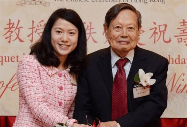 杨振宁与物理学家合照站中间_物理学家杨振宁和翁帆什么关系_物理学家杨振宁和翁帆