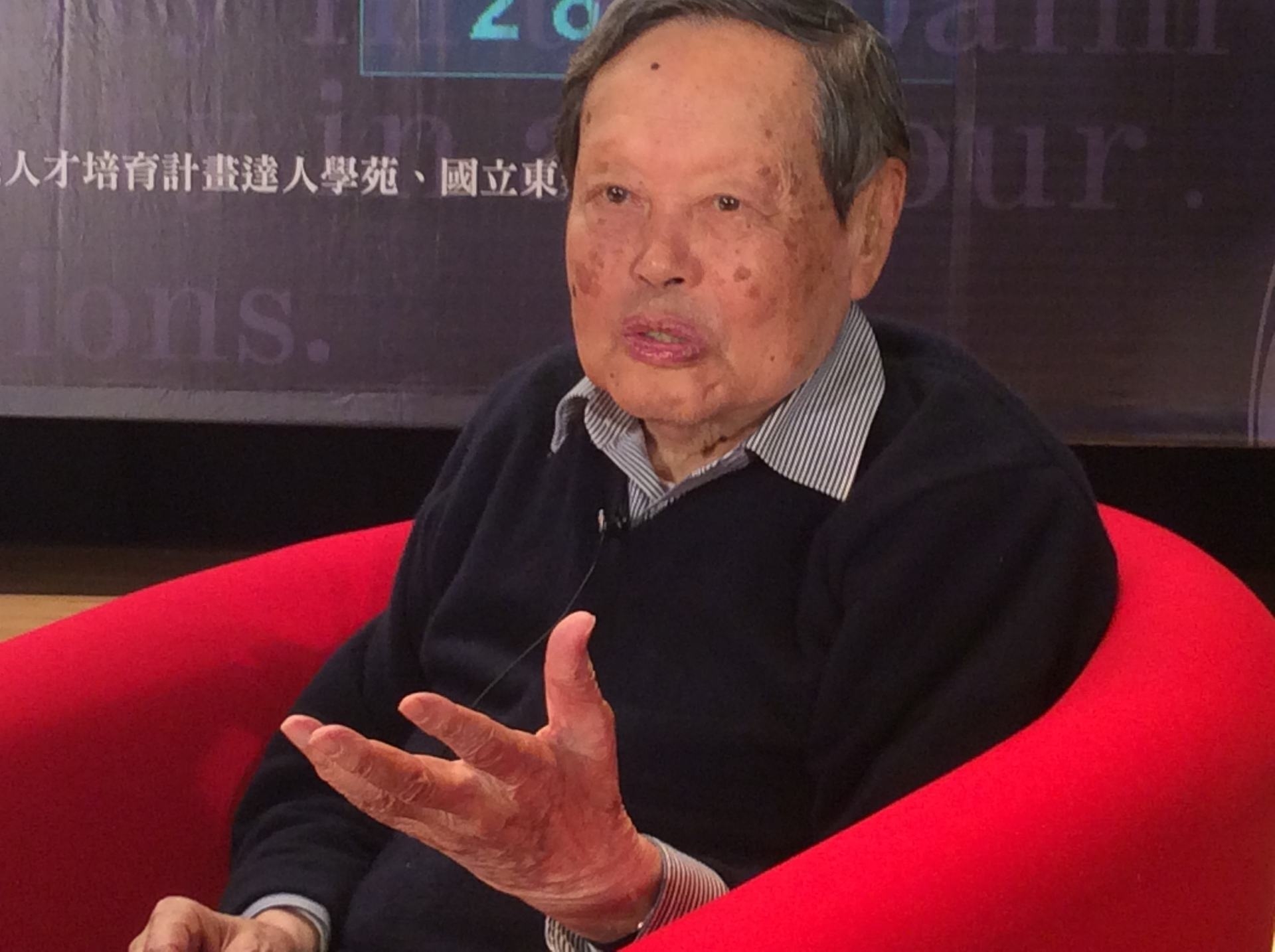物理学家杨振宁_著名物理学家杨振宁博士_杨振宁物理学家合照c位