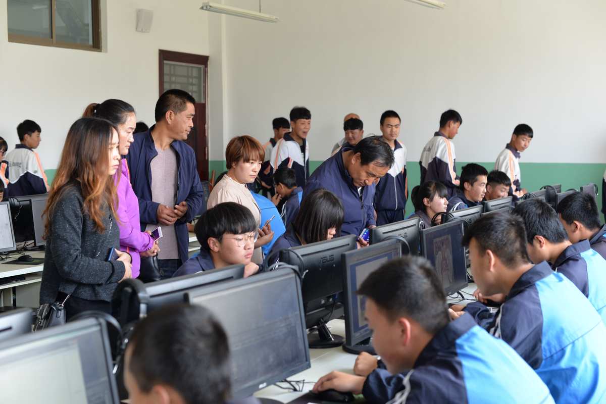 湘潭凤凰中学招生简章_湘潭凤凰中学收费标准_2019湘潭凤凰中学收费标准