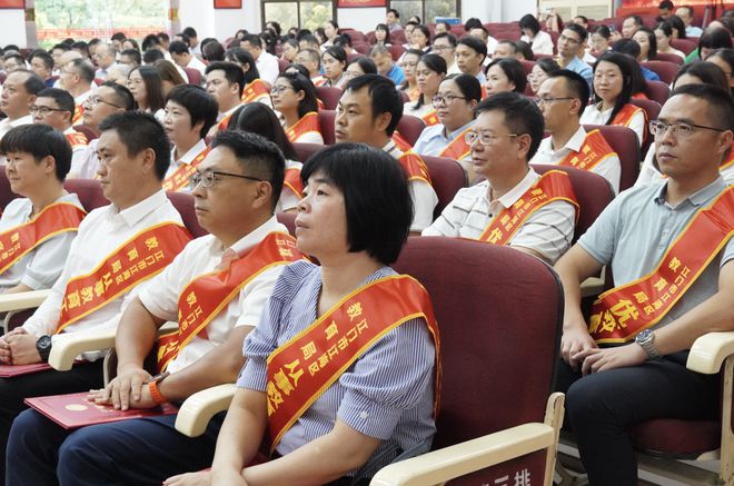 北大毕业生卖猪肉现在怎么样了_北大毕业生唱昨夜星辰的歌_北大毕业生