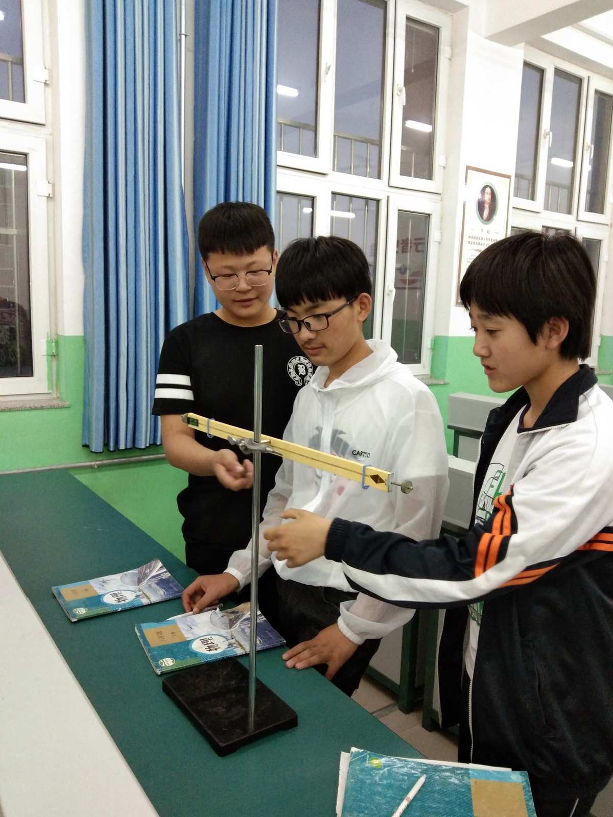 牛顿定律课件_牛顿第一定律教学过程_牛顿定律的讲课视频