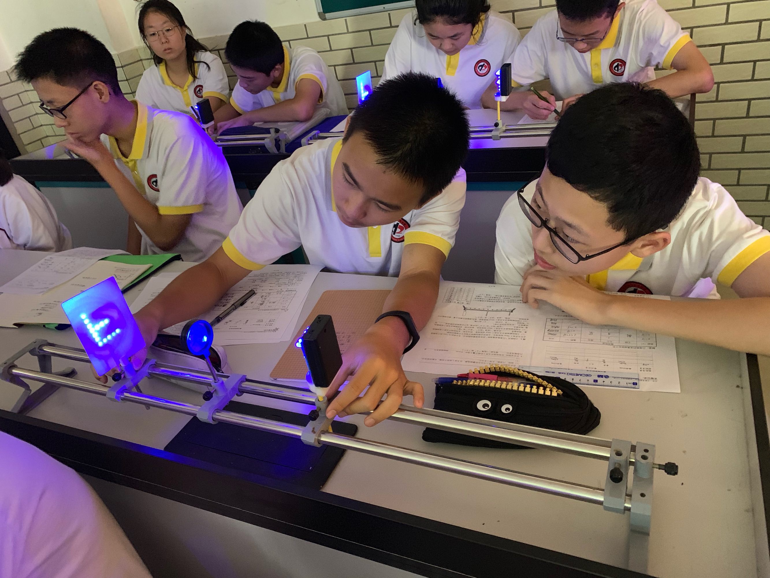成像规律凸透镜表格_凸透镜成像规律光路图视频_凸透镜成像规律动画演示网站