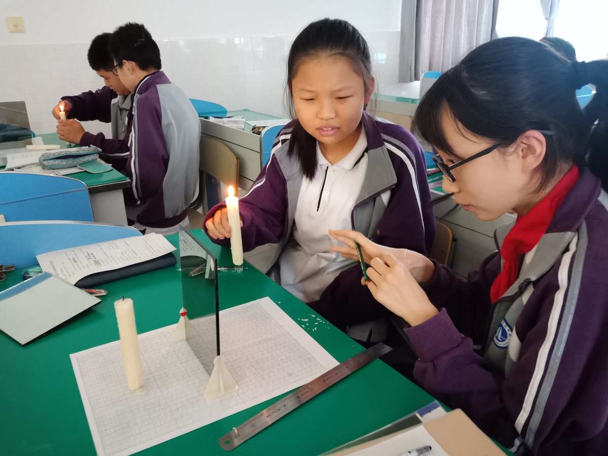 镜子中成像_镜成像实验_生活中平面镜成像图片