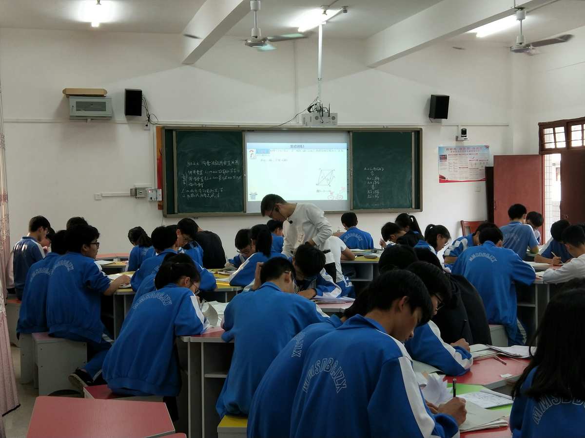 牛顿第一定律优秀教学设计_牛顿定律说课稿板书_牛顿定律的课件ppt