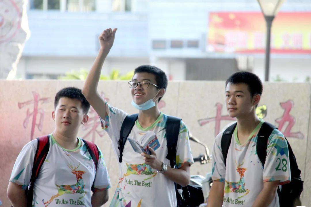 老师割麦子送高考生_高考生割麦子寓意_梦见老公帮别人割麦子