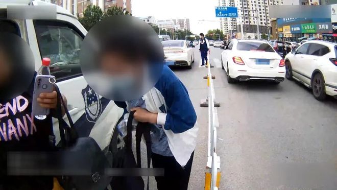 送考车标语_送考车里贴满段子_雨城二中学2018送考车