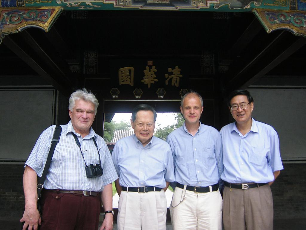 物理学家杨振宁简介100字_杨振宁所有的物理公式_杨振宁研究物理事迹